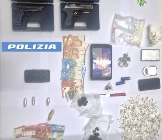 Salerno, operazione della Mobile: due giovani arrestati per droga e armi clandestine