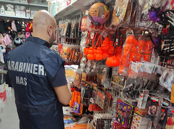 Operazione del Nas a Salerno e Valle dell’Irno: sequestro articoli senza tracciabilità per Halloween