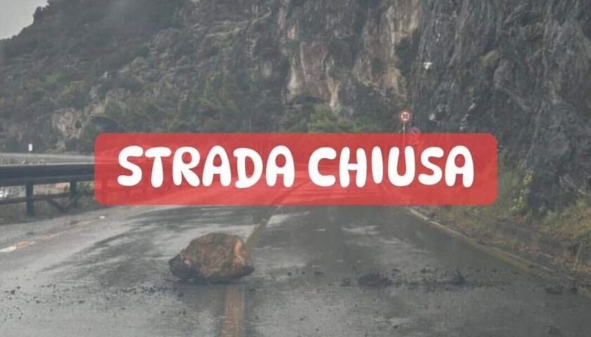 Cade enorme masso, sindaco di Camerota chiude strada Mingardo: “Si rischia la morte”