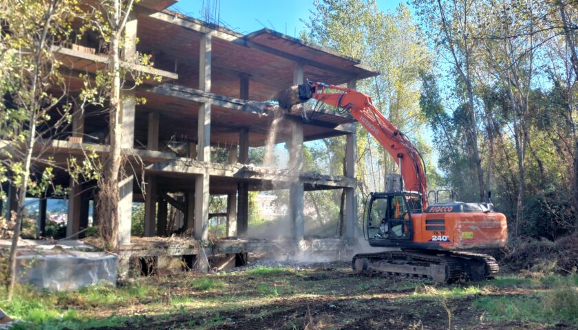 Nocera Superiore, dopo trent’anni giù lo scheletro di cemento accanto alla Necropoli del Pizzon