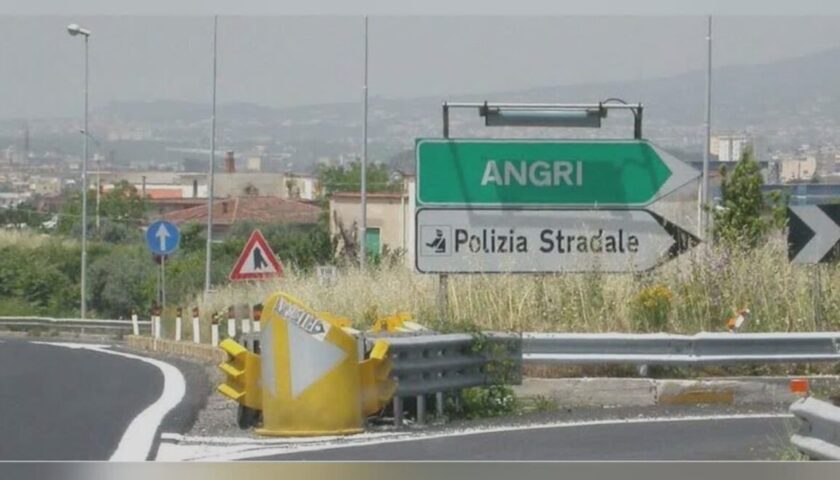 Auto si ribalta presso Angri sulla Salerno-Napoli, pericolo fuga di gas