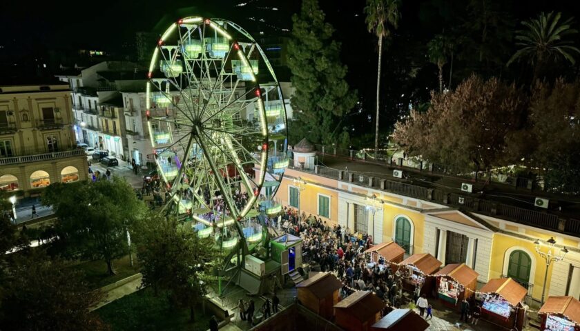 Ruota panoramica e mercatini di Natale, boom di presenze ad Angri. Il sindaco: “La risposta che ci aspettavamo”