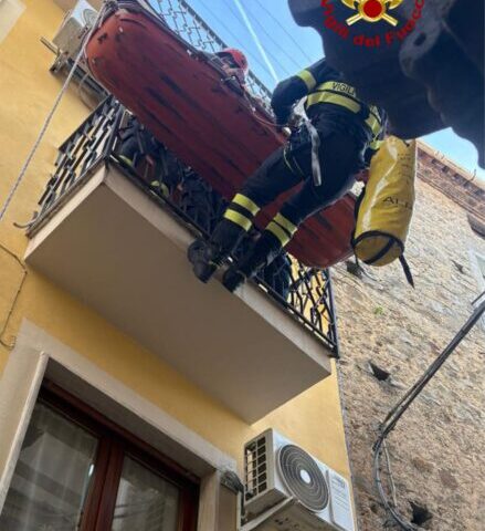 A Gioi Cilento anziana cade in casa e si provoca fratture, salvata dai vigili del fuoco che la calano dal balcone