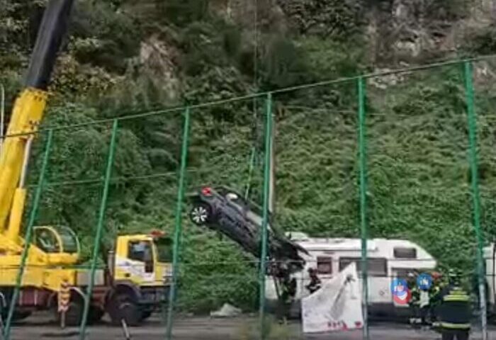 Auto nel vuoto da via Croce, recuperata dai vigili del fuoco la Citroen del 50enne