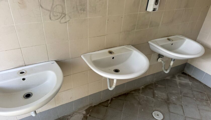Scafati, bagni della villa Comunale distrutti. il sindaco: “Grado di civiltà di chi non ha amore per il territorio”