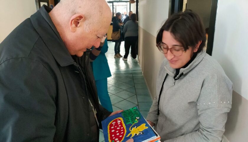 Salerno, l’abbraccio del vescovo Bellandi all’Anfass