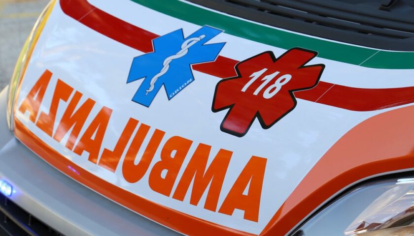 Salerno, in stato confusionale si tuffa a mare: salvato