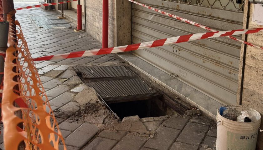 Cede una grata in corso Garibaldi a Salerno, donna sprofonda nel vuoto: ricoverata al Ruggi in codice rosso