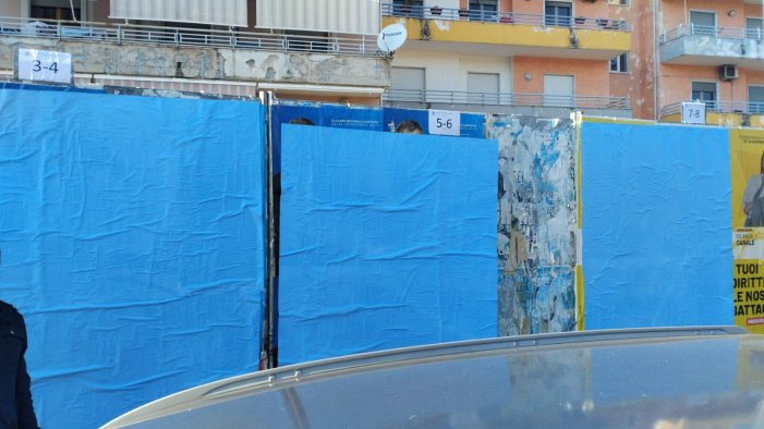 Manifesti elettorali abusivi a Mercato San Severino, il sindaco condanna e ordina di coprirli