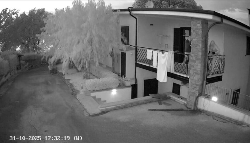 ladri in villa ad Agropoli rubano oro e una pistola