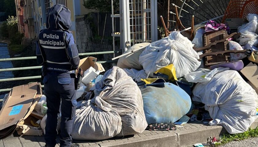 Salerno, ancora micro discariche in città: segnalazioni dei residenti