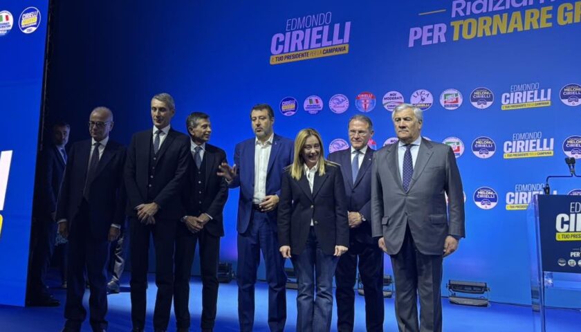 Regionali, da Napoli Meloni spinge il popolo del centrodestra: “Trasformate l’entusiasmo in voto, l’alternativa è Cirielli”