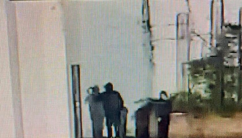 Montecorvino Pugliano, imbrattata piazza Wojtyla . Il sindaco: “Vergogna”