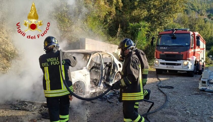 Salerno,  Maserati Grecale in fiamme a Ogliara: paura in via Montestella per una donna