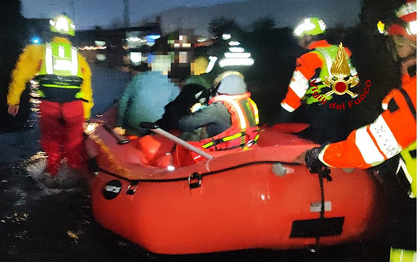 San Marzano: donna isolata dalle piogge salvata dai vigili del fuoco. Portati in salvo anche cani e gatti