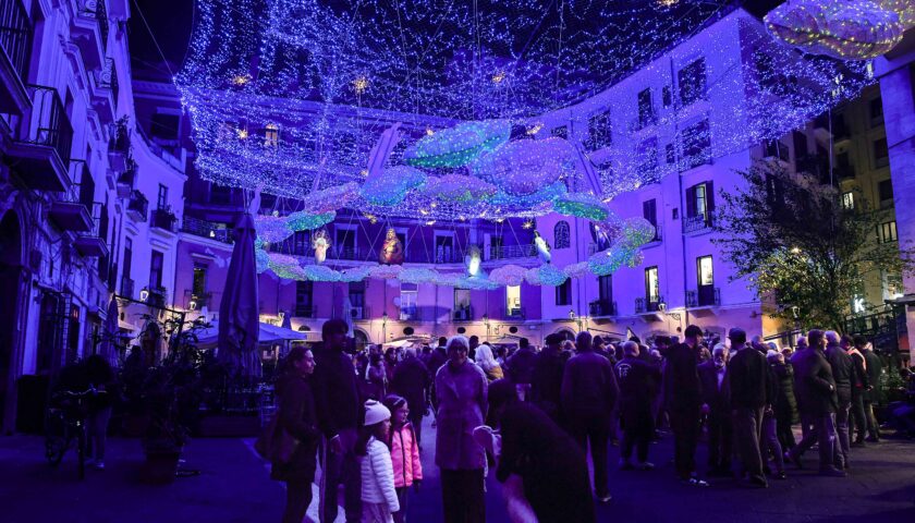 Salerno, rissa sotto le luci in piazza Flavio Gioia