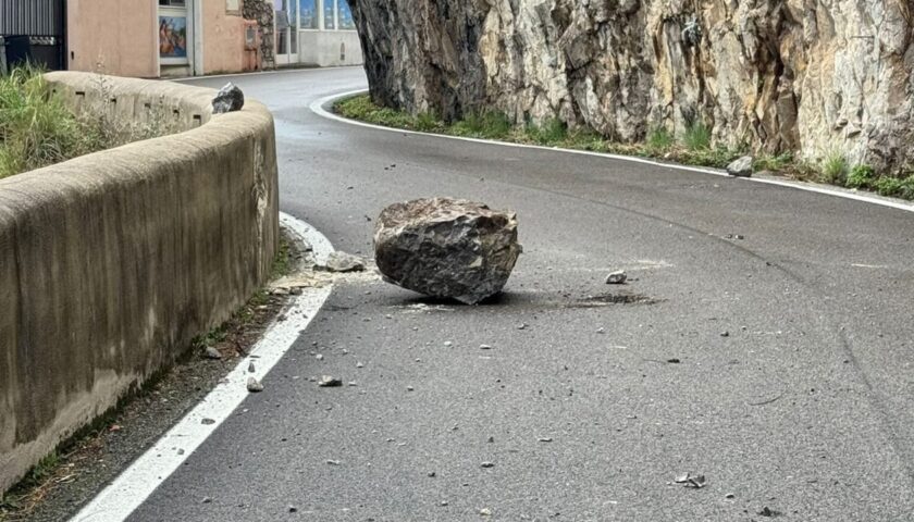 Amalfitana chiusa al transito a Furore per un distacco di un masso