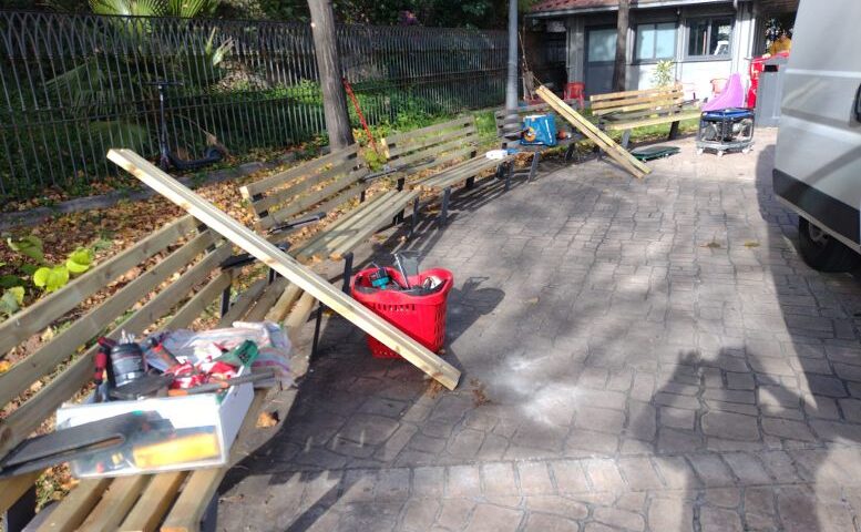 Salerno, completato il rifacimento delle panchine nei giardinetti della Carnale