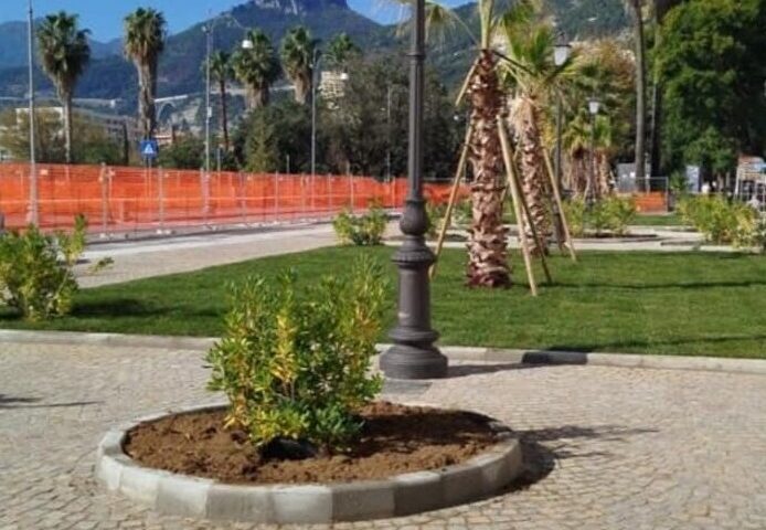 Salerno, con l’accensione di Luci d’Artista torna fruibile anche piazza Cavour: domani riapertura dopo il restyling