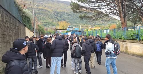 Nocera Inferiore, gli studenti della Cuomo-Milone non entrano a scuola e protestano: la dirigente replica