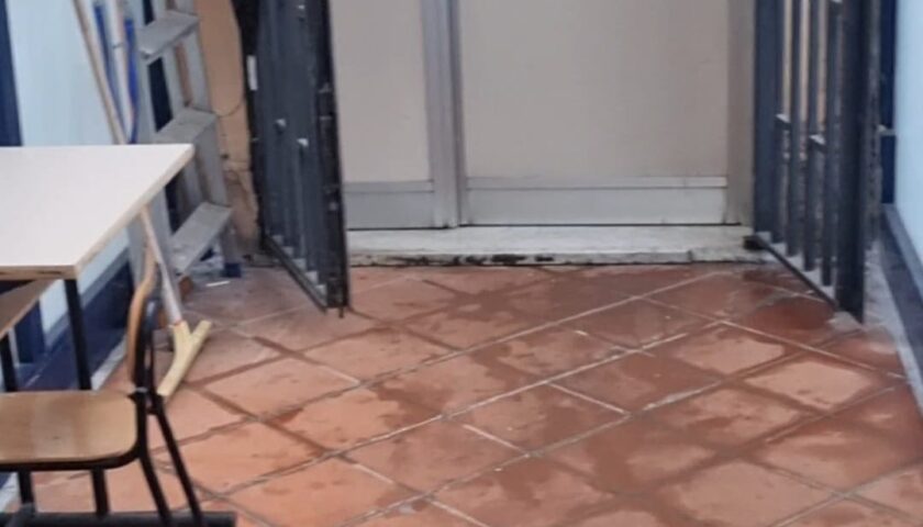 Scafati, nuova denuncia di Carotenuto: acqua anche nel plesso di via Martiri d’Ungheria
