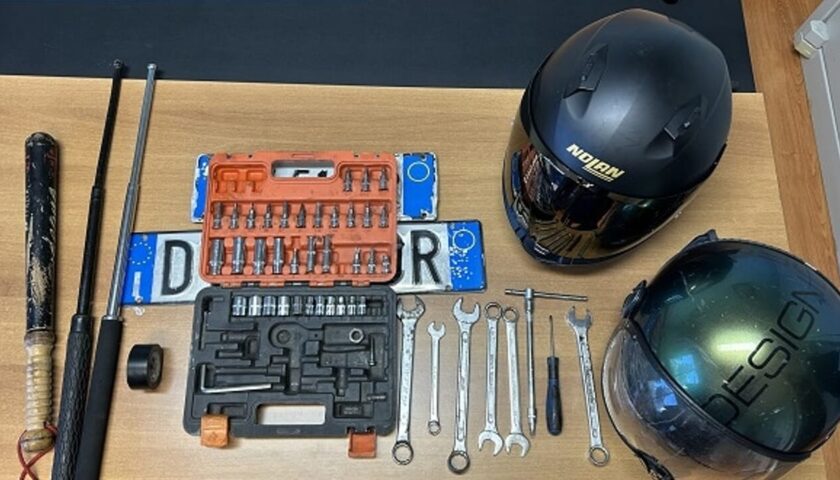 Cava de’ Tirreni, sventato furto di motorino: nei guai tre giovani, sequestrati attrezzi da scasso