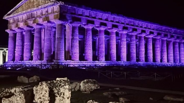 Paestum, il tempio di Nettuno si colora di viola per la Giornata dei prematuri