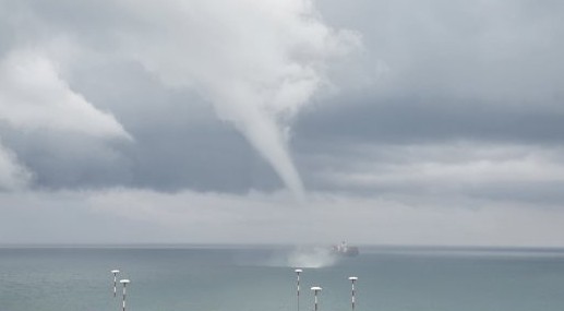 Salerno, tromba d’aria a largo della zona portuale