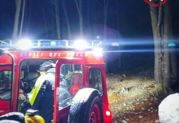 Bloccati con l’auto in una zona impervia: vigili del fuoco recuperano gruppo di giovani