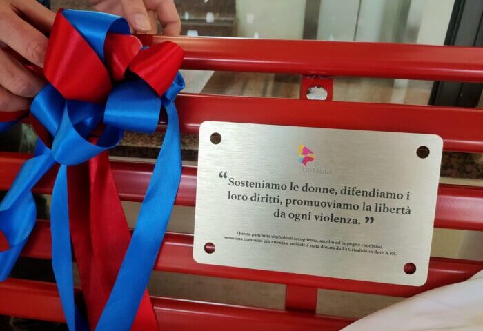 Salerno, una panchina rossa presso il comando dei carabinieri per liberare le donne dalla violenza