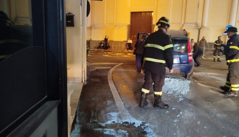 Angri, auto in fiamme: intervengono commercianti e passanti