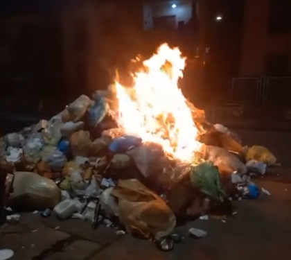 Scafati. Rifiuti in fiamme su un camion dell’immondizia, paura nella notte