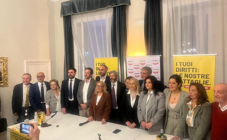 Bagno di folla per il Movimento 5 Stelle a Salerno: entusiasmo e partecipazione per i candidati a sostegno di Roberto Fico