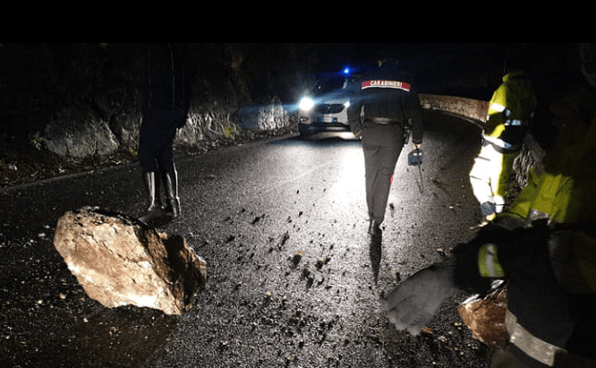 Maltempo e frane: chiusa la Statale 163 Amalfitana nel territorio di Furore