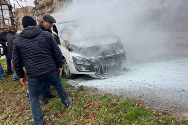 Caggiano, furgone in fiamme: il sindaco spegne l’incendio con l’estintore