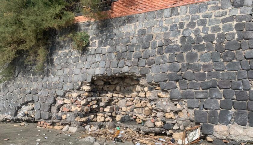 Salerno, “grotta” nel muro a Torrione: il Comune chiude il parco dei bambini