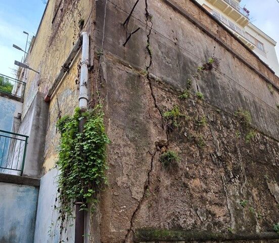 Salerno, crepa nel muro di contenimento a via Velia: cresce la preoccupazione a due passi da Corso Vittorio Emanuele
