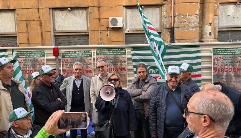 Protesta dei pensionati della Cisl davanti alla Regione Campania. Cortazzi (Cisl Salerno): “Situazione sanitaria assurda e non più sostenibile”  