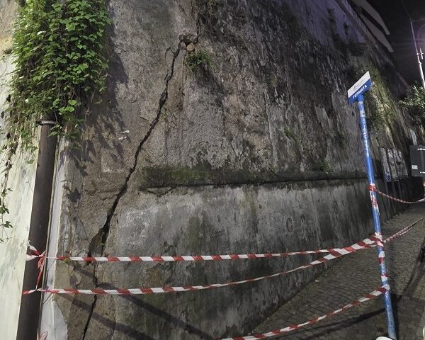 Salerno, transennato il muro lesionato tra i Mutilati e via Velia