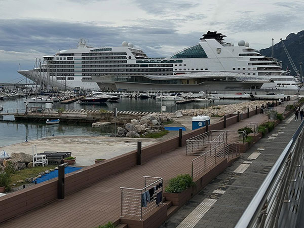 Salerno, al molo Manfredi attracca la nave extralusso Seabourn Ovation