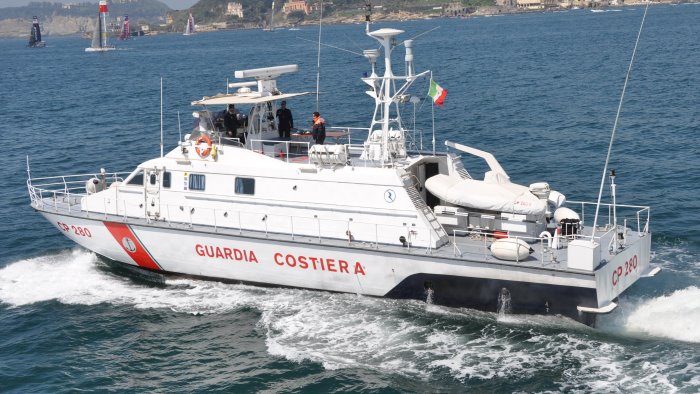 Affonda peschereccio a largo di Pisciotta: in salvo 3 marinai