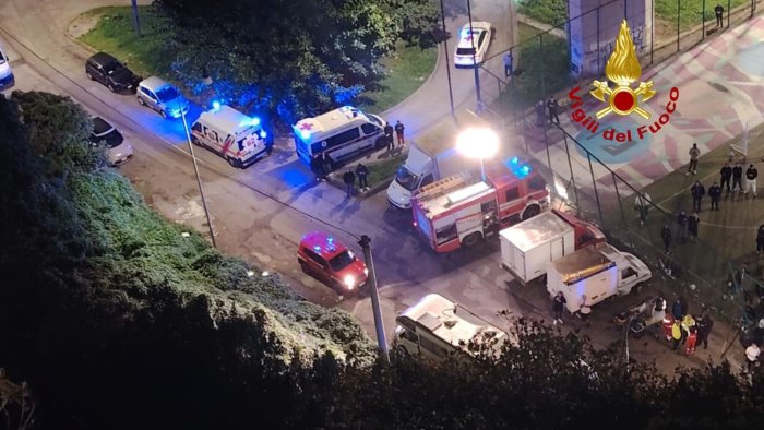 Salerno, auto sfonda ringhiera in via Benedetto Croce e finisce nel vuoto