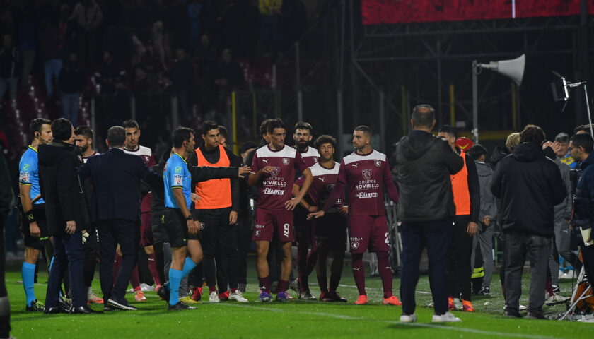 La Salernitana non va oltre il pari con i il Crotone e perde il primato