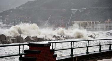 Sottopassi allagati, mare agitato e alberi caduti a Salerno per il maltempo