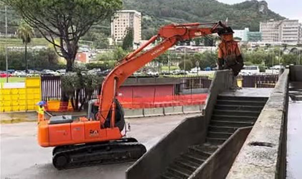 Arechi, al via demolizione curva Nord. De Luca: stadio europeo