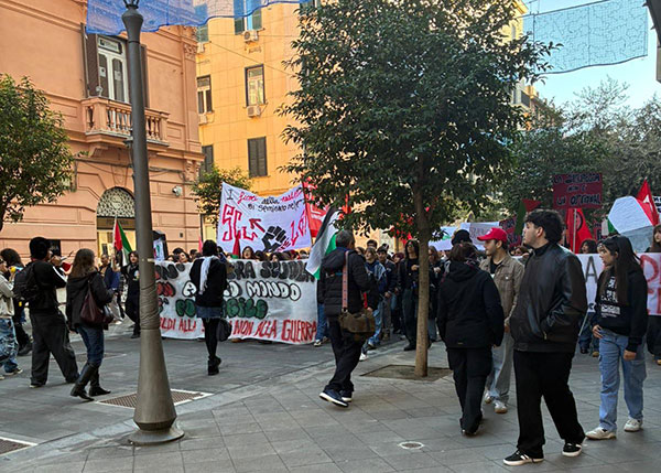 Studenti in piazza anche a Salerno: corteo sul Corso per una scuola pubblica e inclusiva