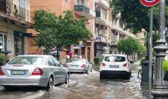 Salerno, violento acquazzone in mattinata: caos e disagi