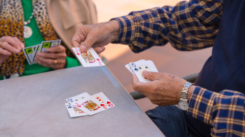 NEL PERIODO NATALIZIO TUTTI GIOCANO IN CASA PUNTANDO DENARO! MA È VERO CHE, SE LO FACCIO IN UN BAR, È REATO?