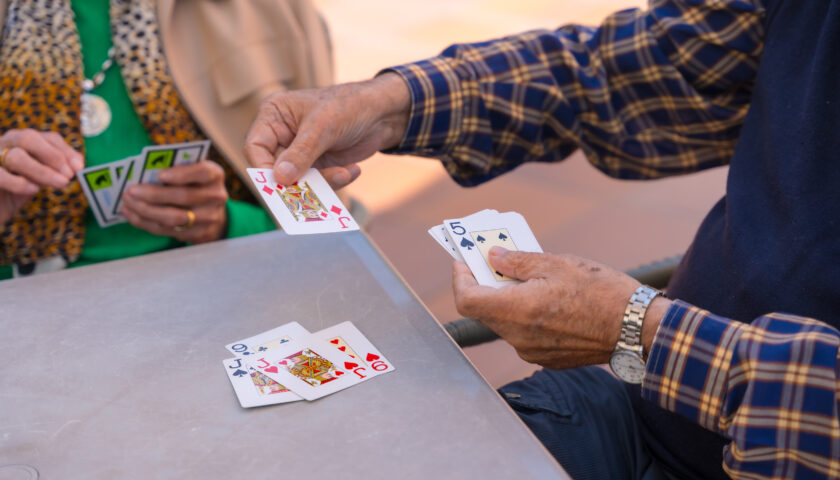NEL PERIODO NATALIZIO TUTTI GIOCANO IN CASA PUNTANDO DENARO! MA È VERO CHE, SE LO FACCIO IN UN BAR, È REATO?