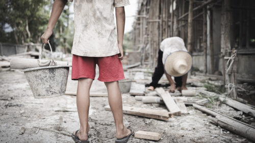 RECENTI FATTI DI CRONACA HANNO ACCESO I RIFLETTORI SULLA RIDUZIONE IN SCHIAVITÙ: DI COSA SI TRATTA?